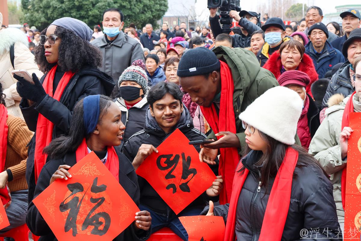 2025年入境游热潮席卷，外国游客欢庆中国春节